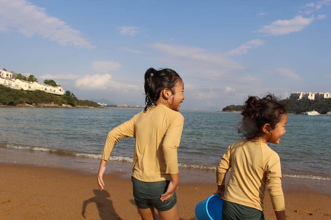 安藤沙耶香さんのインスタグラム写真 - (安藤沙耶香Instagram)「冬の香港で海に入る我が子たち。なんとこの日の気温は27度‼︎お決まりのディスカバリーベイで𓇼5家族子供12人。皆子沢山😂 #discoverybay  #hongkong #beach #kids  #一体何回行くのか‥ #海好き過ぎる #このプリッとしたおしり欲しい #切実」2月10日 22時31分 - sayaka_nala
