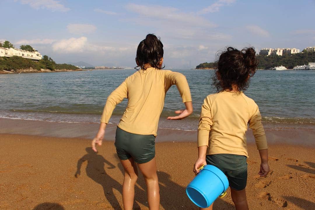安藤沙耶香さんのインスタグラム写真 - (安藤沙耶香Instagram)「冬の香港で海に入る我が子たち。なんとこの日の気温は27度‼︎お決まりのディスカバリーベイで𓇼5家族子供12人。皆子沢山😂 #discoverybay  #hongkong #beach #kids  #一体何回行くのか‥ #海好き過ぎる #このプリッとしたおしり欲しい #切実」2月10日 22時31分 - sayaka_nala
