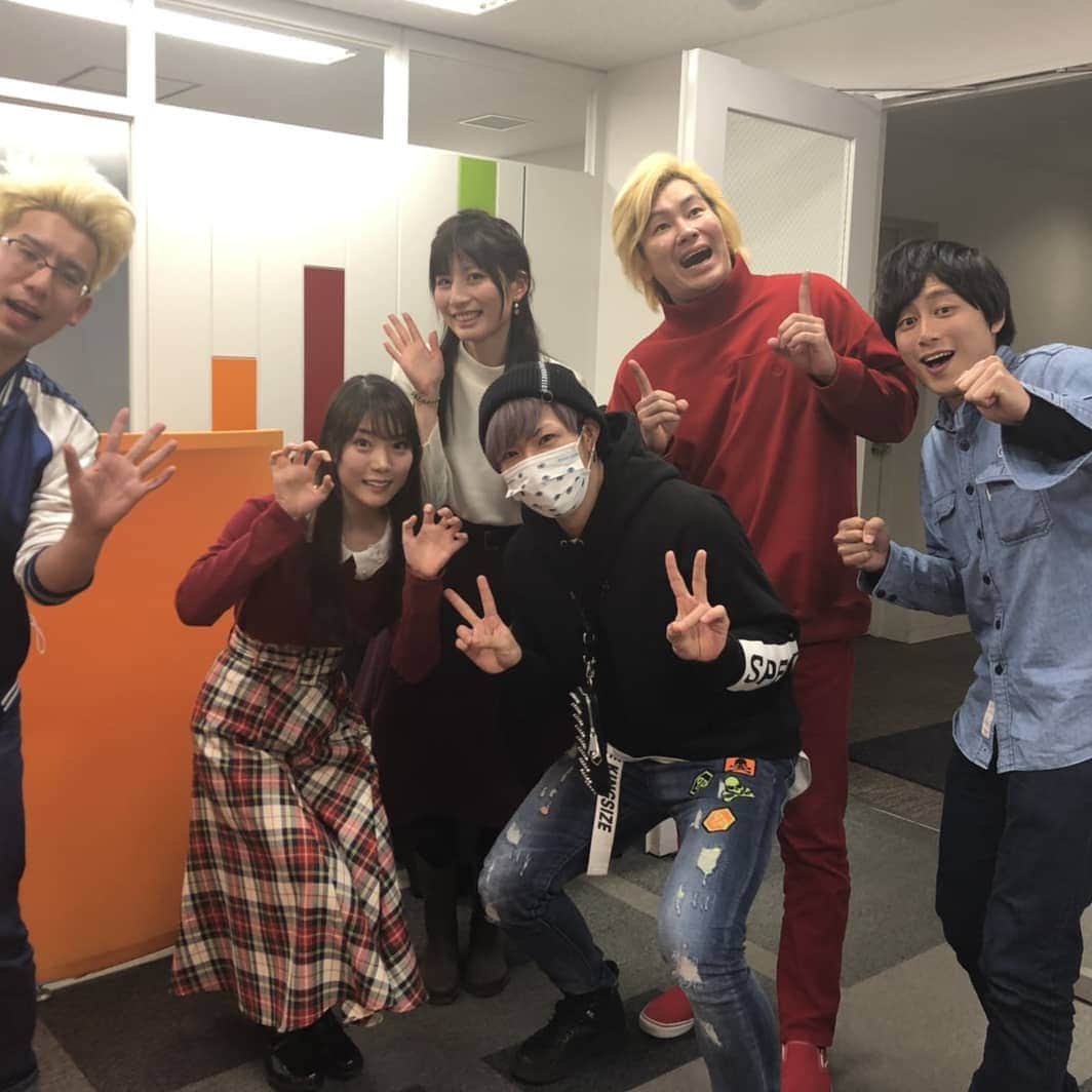 のインスタグラム：「サンミュージックの会議室にて、プライベート早押しクイズ大会！ 皆さん強すぎる！僕も早くその領域に到達せねば！ #竹俣紅 #千種ゆり子 #歌広場淳 #カズレーザー #東大ヤンキー澤山 #シューマッハ中村」