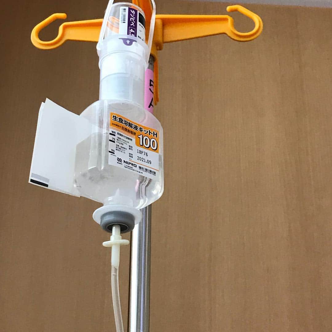 Akikoのインスタグラム：「Emergency hospitalization since Thursday night. All I have to take during 3 day holiday is only drip infusion 4 times a day but I am not sure how they will  treat my problems next. I am scared and miss crafting😢  木曜日夜からの緊急入院。でもこの3連休は1日4回の点滴のみ。1日が長い〜。治療方針をカンファレンスで決めるらしい。あ〜恐ろしや💦💦 #hospital#hospitalization#dripinfusion#emergencyhospitalization#病院#入院#緊急入院#点滴」