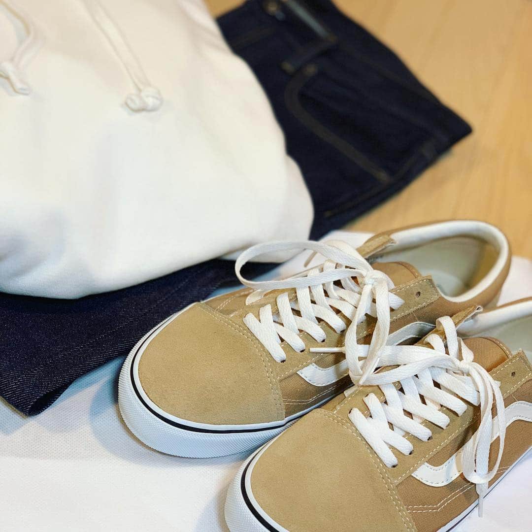 山崎晃平のインスタグラム：「念願のVansのOLD SKOOLのベージュゲット🌸 春物の新しいやつだった🌸 サイズもラスト一足だったしハピハピ🌸  #vans #oldskool #バンズオールドスクール #バンズ #ベージュ #オールドスクールベージュ #オールドスクール #二郎 #蓮爾」