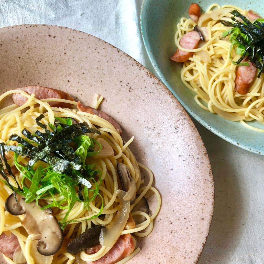 清水麻璃亜のインスタグラム：「#シミズキッチン 和風パスタ * 今までなんとなーく和風っぽい味付けのパスタをつくってたんだけど、今回はびっくりするくらい美味しくできました！！笑 お父さんが２回もおかわりしてくれたくらい😳 * これも冷蔵庫にあった具材で。太巻き作った次の日だったから大葉と海苔もあったのでトッピングに☺︎ 味付けは和風出汁、出汁醤油、バターかな？ 美味しかった〜〜🤤 * それと、お父さんお母さんに作ったこのパスタ、色違いのお皿が並んだら可愛いくてほっこりしました😌笑 #和風パスタ #pasta #バター醤油 #パスタ #クッキングラム  #デリスタグラマー」