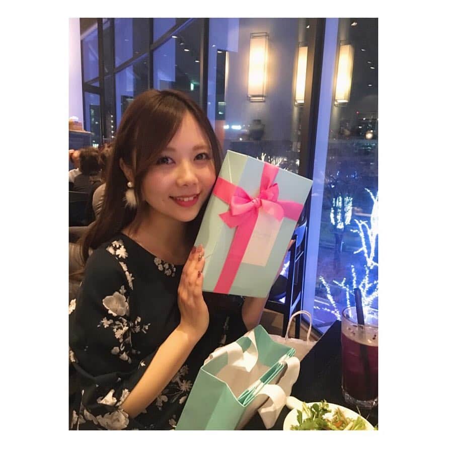 西村季里子のインスタグラム：「・ 先日えみさんに 誕生日のお祝いをしてもらいました🥂 きりちゃんぽいやつを✨ってプレゼントも🎁✨ ありがとうございます😊💖 #dinner #酢重ダイニング #ミッドタウン #サプライズ#プレゼント#🎁 #ありがとうございます#🙏 #followme #follow」