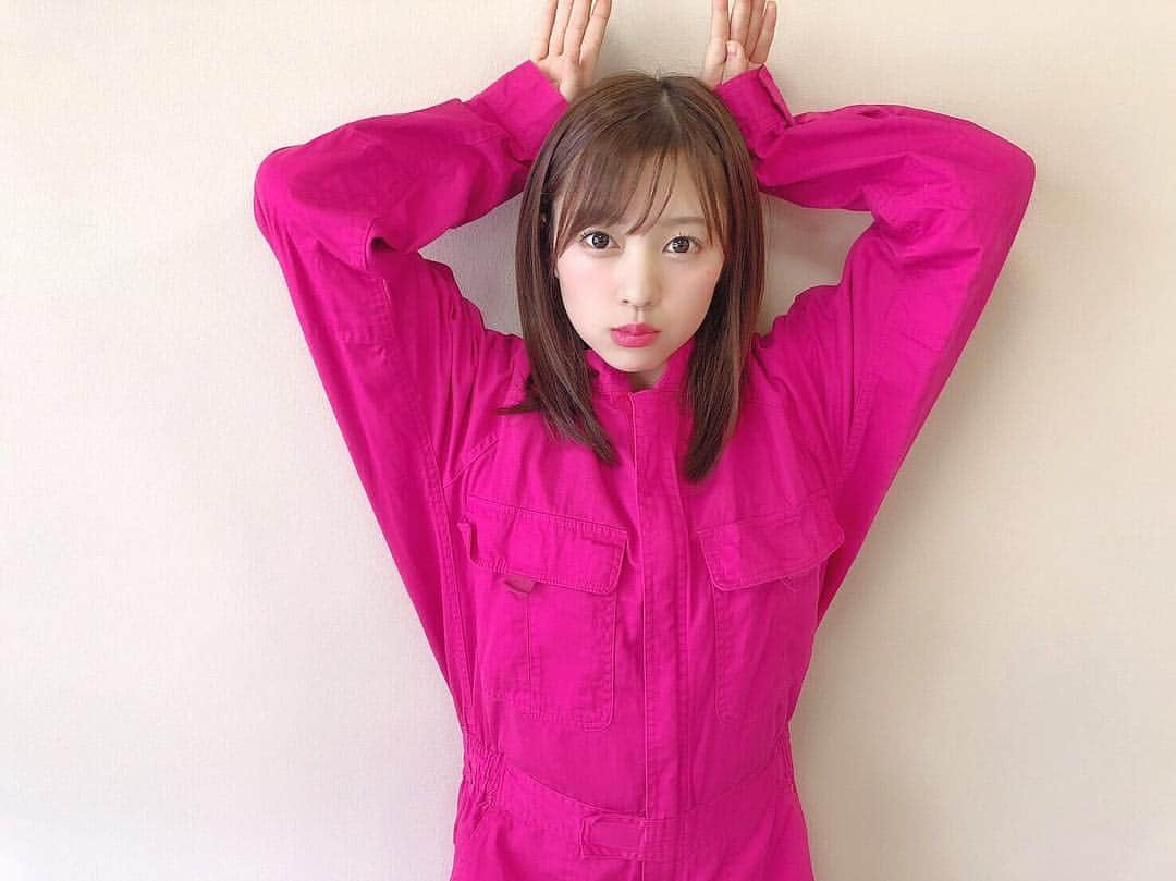 高木悠未さんのインスタグラム写真 - (高木悠未Instagram)「.💗 . 今日は、パッションピンクのツナギ着れた〜！！！ . さくら写真撮るの上手い🙈 今回も撮ってもらったし、スライド3枚目の動画は、さくらとのいちゃこら動画です🙈 . . #LinQ #新木さくら #高木悠未 #高新木 #アイドル #福岡 #博多 #Hakata #Likes #l4l  #ピンク #pink」2月10日 19時27分 - yuumi_takaki05