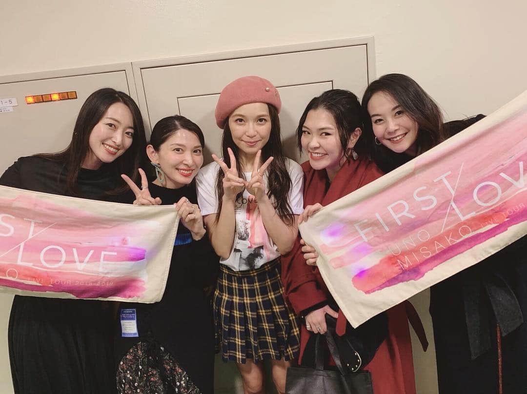 のインスタグラム：「先日宇野ちゃんのライブ “FIRST LOVE”へ _ 可愛いし可愛いし、セクシーで、綺麗で、そして3枚目な姿もあったり。笑 宇野ちゃんの良さがたんまり詰まったライブだったな。 _ 宇野ちゃんが言葉を詰まらせて涙をこらえる姿に、ここまでくるのに嬉しいだけじゃない、色んな不安や葛藤に相当な気持ちがあって挑んだライブなんだなって。 んもうこっちが泣いたわ！笑 _ でも何より、宇野ちゃんがとっても幸せそうで幸せな気持ちになった(^^) 本当にお疲れ様でした😌💜 _ #面白いことしてるのに #可愛いってなんなの #もっと崩したいな #でもきっとそれでも可愛いんだわ #笑」