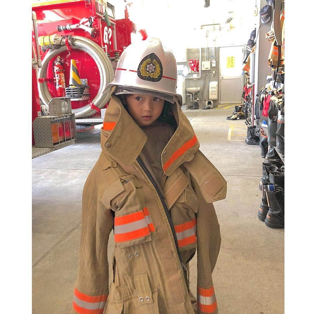 井上花実さんのインスタグラム写真 - (井上花実Instagram)「たけお消防フェスティバル🚒2019🤹‍♀️🎈 2月24日（日）10:00~13:00 新しくなった武雄消防署でのイベントです🥳 消防士さんのお仕事を体験できるようなので、お子様とぜひご参加ください👦🏻🧒🏻👧🏻👶🏻💕 防火服を着たり、はしご車に乗れたり、署内の見学や、 消防特製カレーも試食出来るそうです🍛 (カレーは300食限定) 私事ですが甥っ子の防火服姿が可愛すぎて、、、💓👨‍🚒 いつもと違うお子さんの写真を撮れるしおススメです❗️😍✨ イベントの詳細は２枚目、３枚目の写真をご覧ください🤳💫 : ちなみに甥っ子のこの写真は嬉野消防署🚑🚒 弟が(たぶん)武雄消防署に勤めているのです👨‍🚒 位置情報は消防署の隣の新武雄病院になってます🏥 :  #武雄#武雄市#武雄消防署 #佐賀#佐賀県#たけお消防フェスティバル#消防士 #消防署#鹿島#嬉野#大町#有田#白石#イベント#佐賀イベント#武雄イベント#子育て#佐賀ママ」2月10日 19時40分 - hana87_mi3