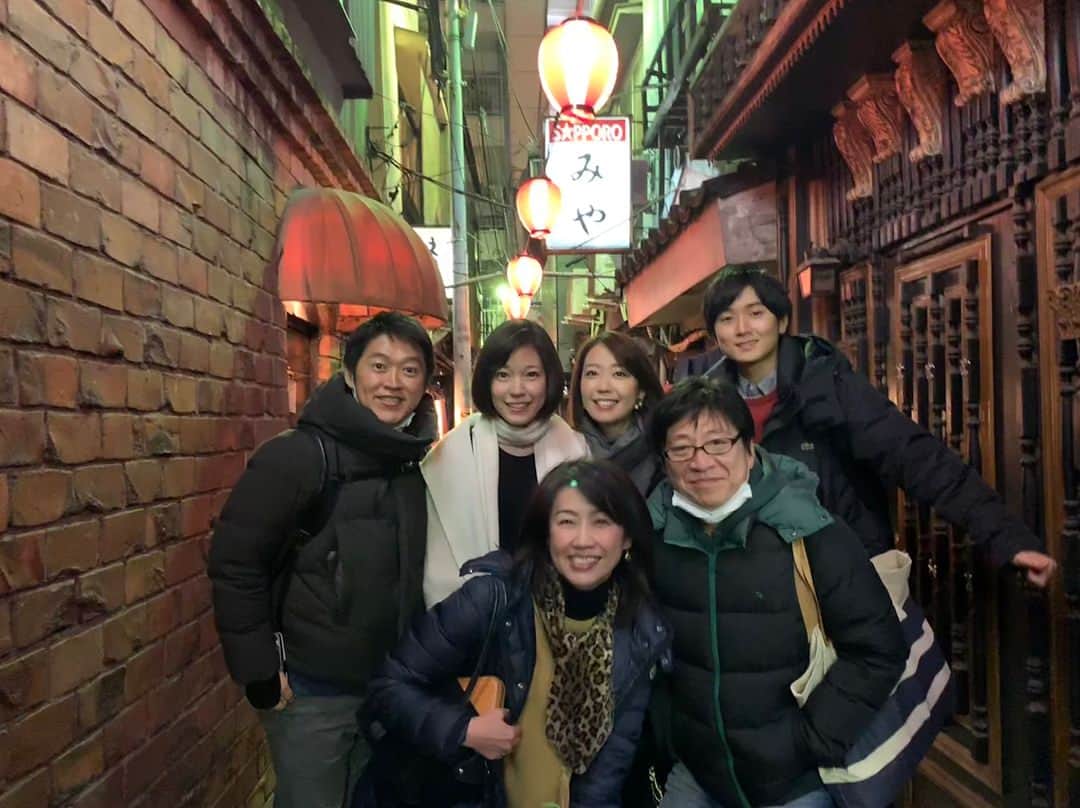 のインスタグラム：「アナウンス部メンバーで、「のんべい横丁」へ 映画のセットに迷い込んだようなレトロな空間で、美味しい鴨鍋を堪能しました〜✨ #テレビ東京アナウンス部 #佐々木アナ #植草アナ #矢内アナ #須黒清華 #西野アナ #原田アナ  #のんべい横丁 #鴨鍋  #レトロな雰囲気」