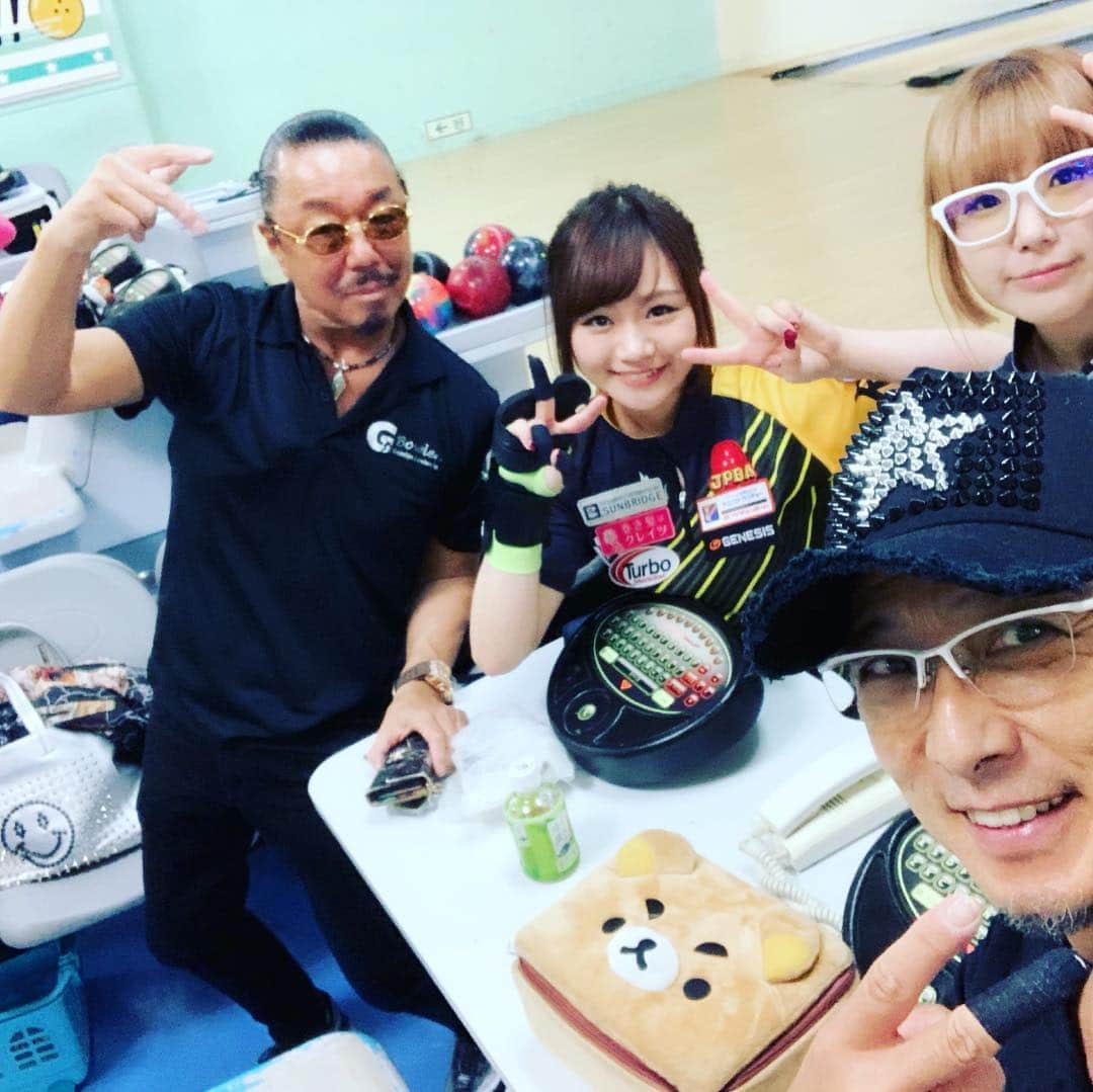 黒田アーサーさんのインスタグラム写真 - (黒田アーサーInstagram)「3日連続で東京ポートボウルに！ 1日目はGホウラーズの練習会🎳 酒井美佳プロ、川崎由意プロ、 岩見彩乃プロ、坂本詩織里プロ、 KORN兄貴、村田さん、マギー、 内海さんらと初の合同練習会でした❣️ 2日目はKUWATA CUP女子プロの部予選会を応援しに行って来ました！きゃべつリーグからパートナー矢野プロ、ヨンヒャンプロが見事に通過しました！けあきちゃん、ふみかちゃん、美佳ちゃん、のいちゃん、しーちゃん、奈緒ちゃん、理沙ちゃんは残念でした💦 川崎由意ちゃんが唯一Gホウラーズから予選通過！ナイスでした❣️ 3日目はKUWATA CUP準決勝！ 仲良しの男子プロと女子プロの応援‼️男子は谷合プロは惜しかった〜！和田プロ、ゆいちゃんも頑張ってました！鈴木亜希プロ、姫路麗プロ、堂元プロ、松永裕美プロ、板倉プロ、吉川プロ、矢野プロ、ヨンヒャンプロ、皆さん本当に残念でした！！プロの試合を見ると本当に勉強になるし、とても良い刺激を受けますね😉👍今日のKUWATA CUP決勝はヒカリエで見たかったなぁ😂 #bowling#kurodaarthur #kuwatacup #東京ポートボウル#黒田アーサー #ブラザーkorn #酒井美佳プロ#岩見彩乃プロ #川崎由意プロ #坂本詩織里プロ #姫路麗プロ ##배우 #쿠로다아사#일본배우#볼링」2月10日 20時20分 - kuroda_arthur