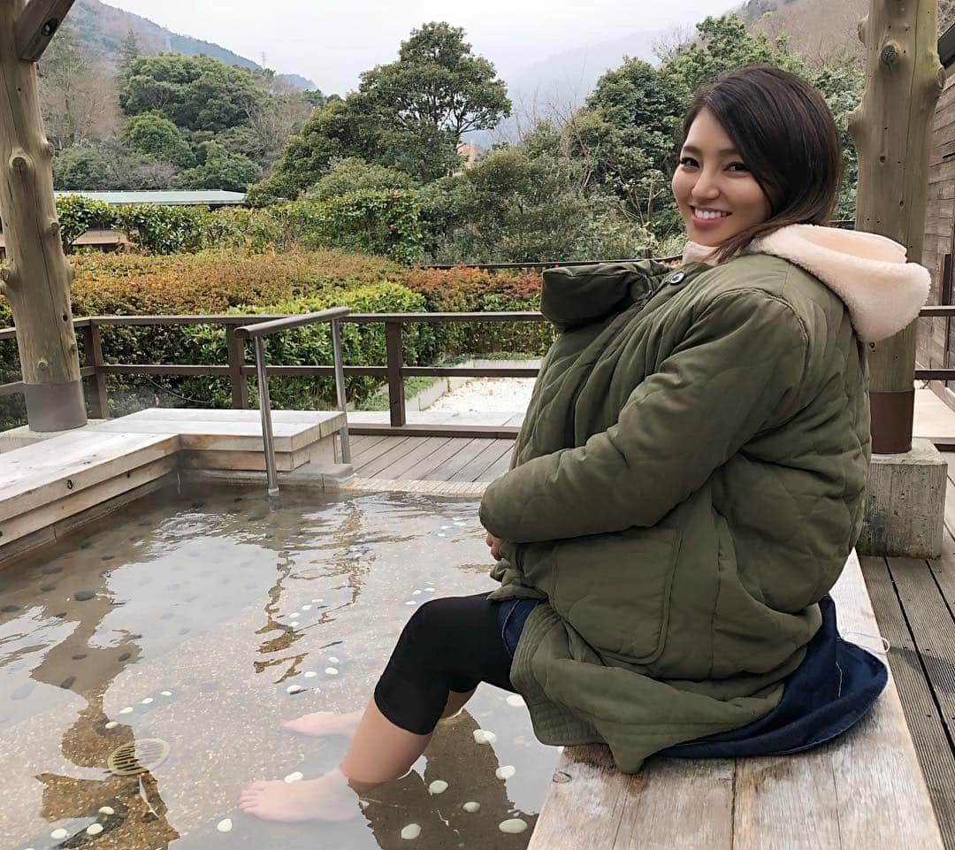 奈保さんのインスタグラム写真 - (奈保Instagram)「ボスベイビー👶初めての 温泉旅行へ行ってきました♨️ . . . 抱っこ紐カバーも付いてるアウターが大活躍でした♡ @sweetmommyofficial のです！  #子連れ旅行#温泉#足湯#旅行#箱根#箱根旅行#赤ちゃんのいる生活#生後1か月#もうすぐ2か月」2月10日 20時26分 - naho.0422