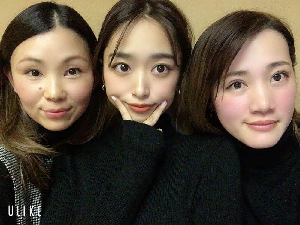 近藤千尋のインスタグラム：「いつも近所ご飯だから たまにはお洒落なところ行こうと 家族のような仲間と🥰❤️ とっしーbabyと十愛も✨✨ 三人で盛れるアプリで頑張った写メ🤣笑  #最高な休日」