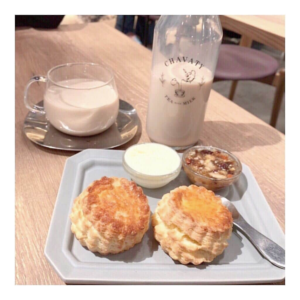 永原知奈のインスタグラム：「cafe CHAVATY ☕️ スコーンと紅茶がめっちゃおいしいの🥺💕 生クリームみたいなバターみたいなのは 意外とあっさりしてて重たくなくて ジャムも最高だしすいすい食べれちゃった🌟 . 表参道から近いのに並ばず入れて 店内も可愛いし良きでした🙆🏻‍♀️ . #chavaty #表参道 #cafe #カフェ #東京 #スコーン #scone #ミルクティー #ロイヤルミルクティー」