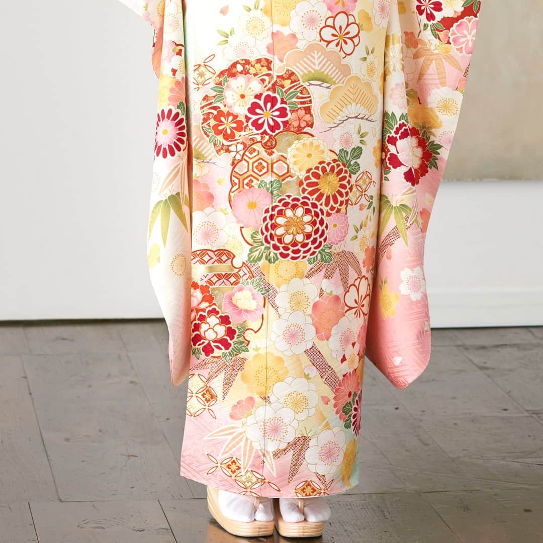 京都きもの友禅【公式】さんのインスタグラム写真 - (京都きもの友禅【公式】Instagram)「いまっぽいクリーム色の振袖に帯揚げには引き締めカラーでグリーンをON！ . カラーバランスを見ながらアクセントに引き締め色をいれるとまとまった印象になりますよ🙋 . @kimono_yuzenで振袖コーディネートをcheck♪ ・ #京都きもの友禅 #ハタチは一生もの #振袖 #furisode #振袖レンタル #成人式振袖 #はたち #ハタチ #成人式  #成人式前撮り #振袖前撮り #振袖コーディネート #振袖コーデ #振袖ヘアメイク #成人式髪型 #キモノ#kimono #着物好き #ふりそでーしょん #振袖ヘアメイク #クリーム色 #ガーリー #NIKI」2月10日 20時41分 - kimono_yuzen