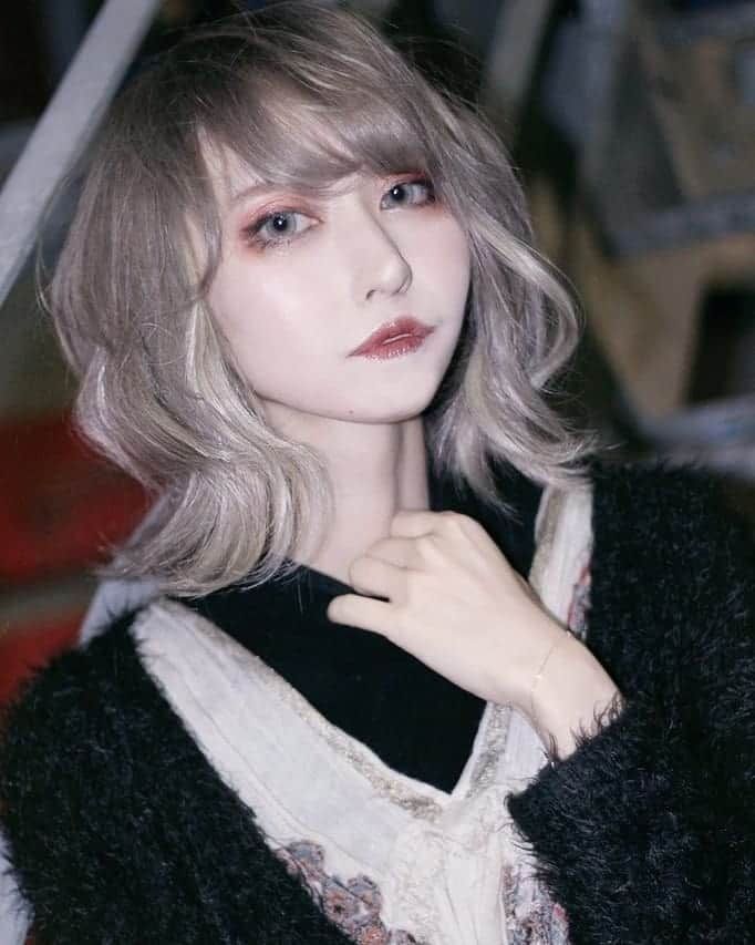 のインスタグラム：「この間染めてもらったときのお写真だぁよ💜💜💜🙏🙏🙏 おとなしメイク💍も似合う綺麗なグレージュ🤗エクステでミディアムヘアにしてもらったから珍しく♀みがある髪✨  #グレージュ　#ミディアムヘア #ヘアアレンジ  #外国人風カラー #japanese」