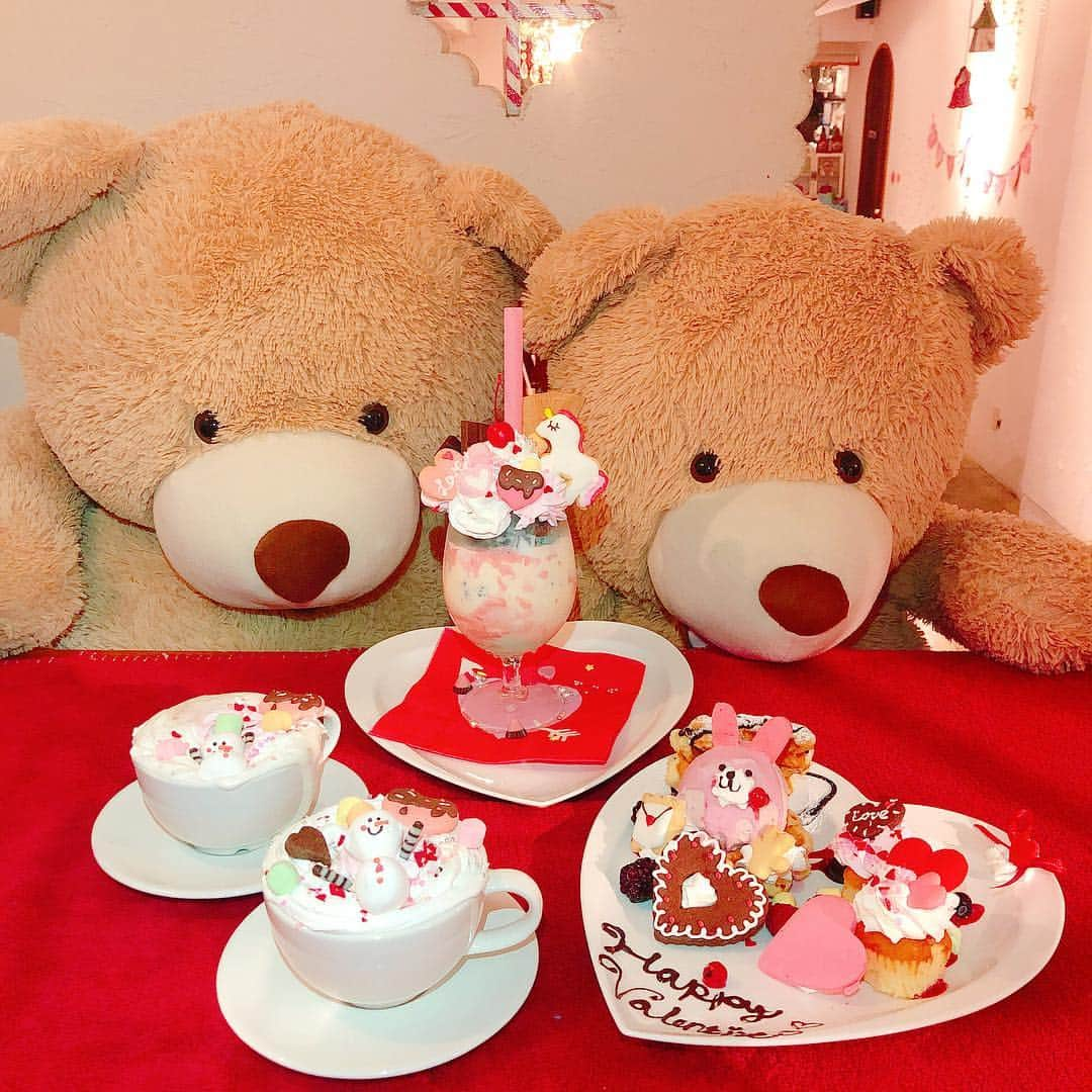 あやちゃんさんのインスタグラム写真 - (あやちゃんInstagram)「オールシーズカフェ行ってきた🐻💘🍒 @toynobox  バレンタイン限定メニューお目当てで今年も💌💋🍫 チョー可愛かった🤤👠💞 #オールシーズカフェ #allcscafe #toyinbox #東京カフェ #カフェ巡り #カフェ好き #バレンタイン #バレンタイン限定 #バレンタインスイーツ #高円寺カフェ #高円寺グルメ #高円寺 #吉祥寺 #吉祥寺カフェ #うさぎ #うさぎ帽子 #アイシングクッキー #穴場カフェ #パフェ部」2月10日 23時07分 - aya.you.love.r