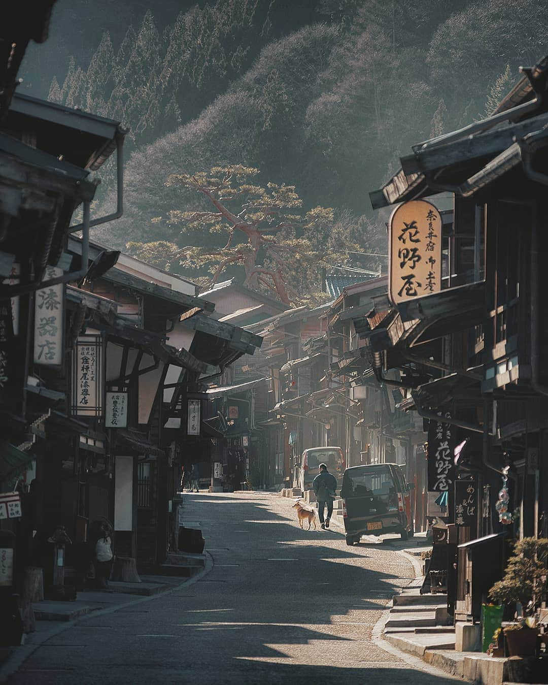 Berlin Tokyoさんのインスタグラム写真 - (Berlin TokyoInstagram)「🐕 Travel in time to a quaint Japanese village, a world away from the city bustle. . 📍Narai, Nagano,  #japan Post town marks the midpoint of the old Nakasendo Road, the Edo-era path connecting Kyoto with old Tokyo. . . . #whpuptome」2月10日 23時10分 - tokio_kid