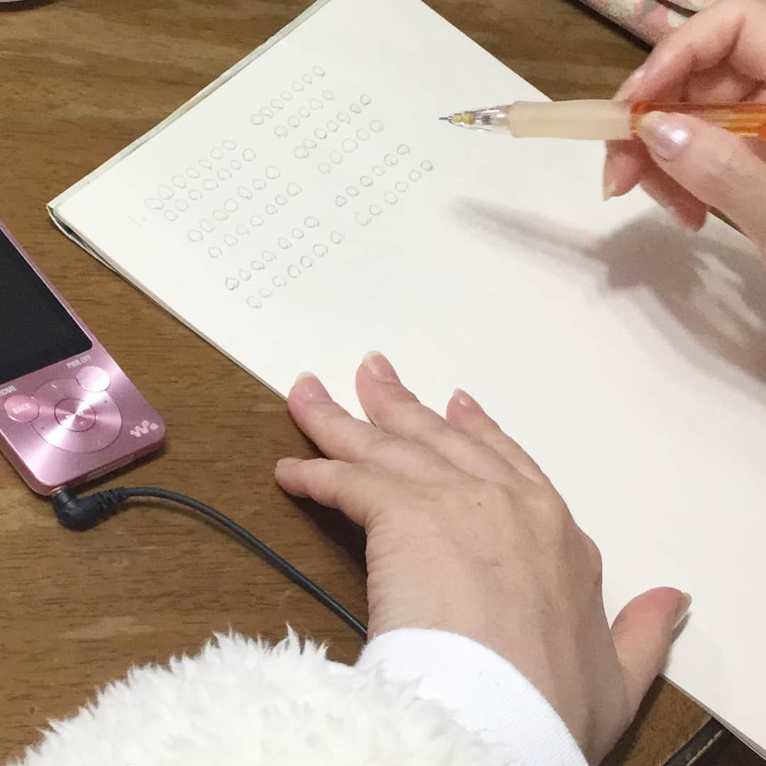 岡村孝子さんのインスタグラム写真 - (岡村孝子Instagram)「アルバムのラスト1曲の詞、完成しました！ そして今日は唄入れ。  とてもとても寒い日に、夏の歌⁉︎🍹という・・・💦 あとは 音の仕上げ、よろしくお願いします😃  #岡村孝子 #レコーディング #アルバム」2月10日 23時30分 - okamuratakako_official