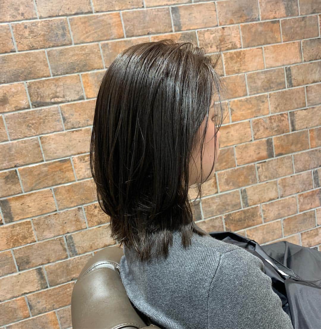 のインスタグラム：「肩位置にあえてのレイヤーではねるスタイルオススメ #ハイライト #アッシュカラー #梅田美容室 #梅田美容院 #ヘア#梅田ヘアスタイル #髪型 #ヘアセット #ヘアメイク #キラ水 #グラデーション #ホリスティックカラー #ヘアアレンジ #アレンジ #パーティー #ポニーテール #クルリンパ#gu #snidel #梅田美容師 #モデル #サロンモデル #サロモ #ヘアカタ #ny#nyc #aujua --------------------------------------. 梅田と東京出店を計画中 スタッフ募集中メッセージくださいね★ AVANCE.CROSStuin梅田茶屋町 TEL06-6377-7211 AVANCE.CROSSmel c西梅田 TEL06-6348-2050 anne心斎橋 TEL06-62140770」
