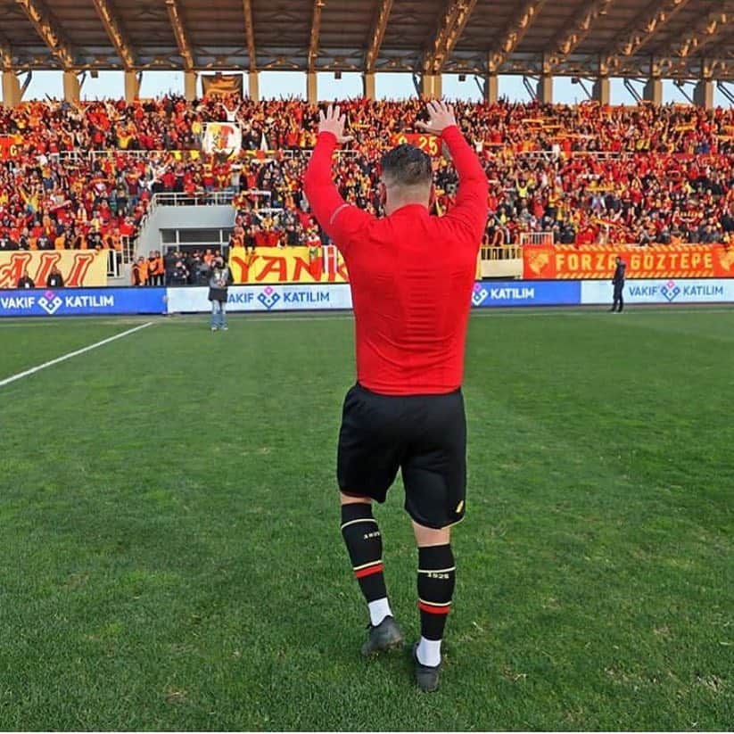 ナビル・ギラスのインスタグラム：「#gozgozgoztepe 🙌🏼🙌🏼⚽️💛❤️💛❤️」