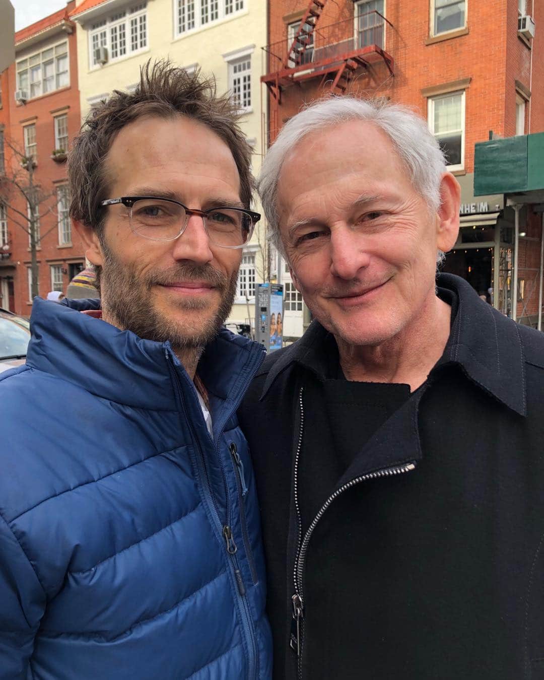 ヴィクター・ガーバーのインスタグラム：「Sunday in NYC with Michael Vartan. Another joyous Alias reunion. The gift that keeps on giving.」