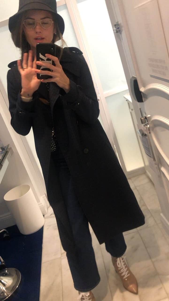 デビー・ライアンのインスタグラム：「Zipped in for the weekend! Went to dinner for Ferragamo, Cushnie, Adeam and Tory’s shows, and a romantic photography exhibition Tiffany put on!」