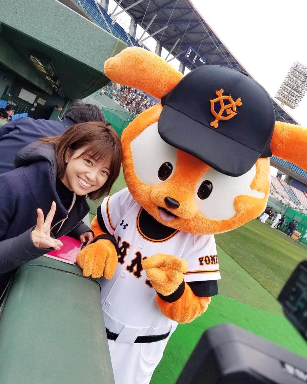 のインスタグラム：「🎤 今年もoha4で巨人キャンプ取材に行ってきました！！ 親友？とも久々の嬉しい再会です🥰笑 . . まずは明日明後日のスポーツコーナーで原監督のインタビューを放送予定です✨ ぜひご覧ください♪ #oha4#おはよん#宮崎キャンプ #巨人#原辰徳監督#ジャビット」