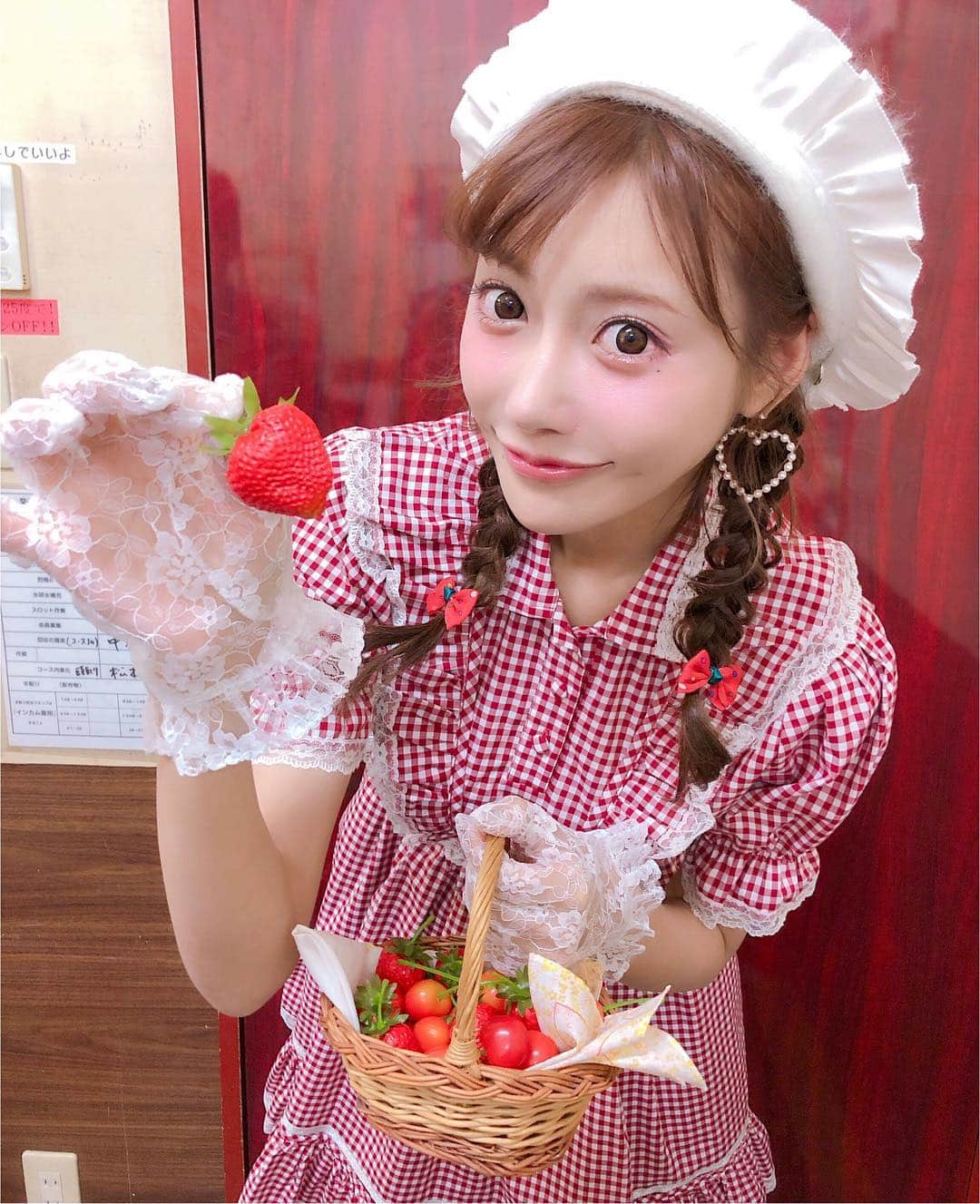 明日花キララのインスタグラム：「いちご狩りキラちゃん🌿🐇🍓 #三重県 #イベント」