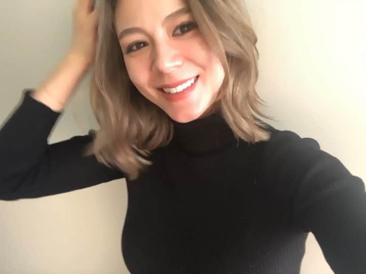 のインスタグラム：「✂︎✂︎New Haircut✂︎✂︎ カラー、カットがいつも綺麗すぎて🙆  今回はカラーは少し落ち着かせて、カットはレイヤーを入れてもらいました🙏✨ @kakimotoarms_aoyama_official  Cut @momoseyu_  Color @harumiing  #kakimotoarms #カキモトアームズ #カキモトアームズ青山店 #岩上晴美 #百瀬優」