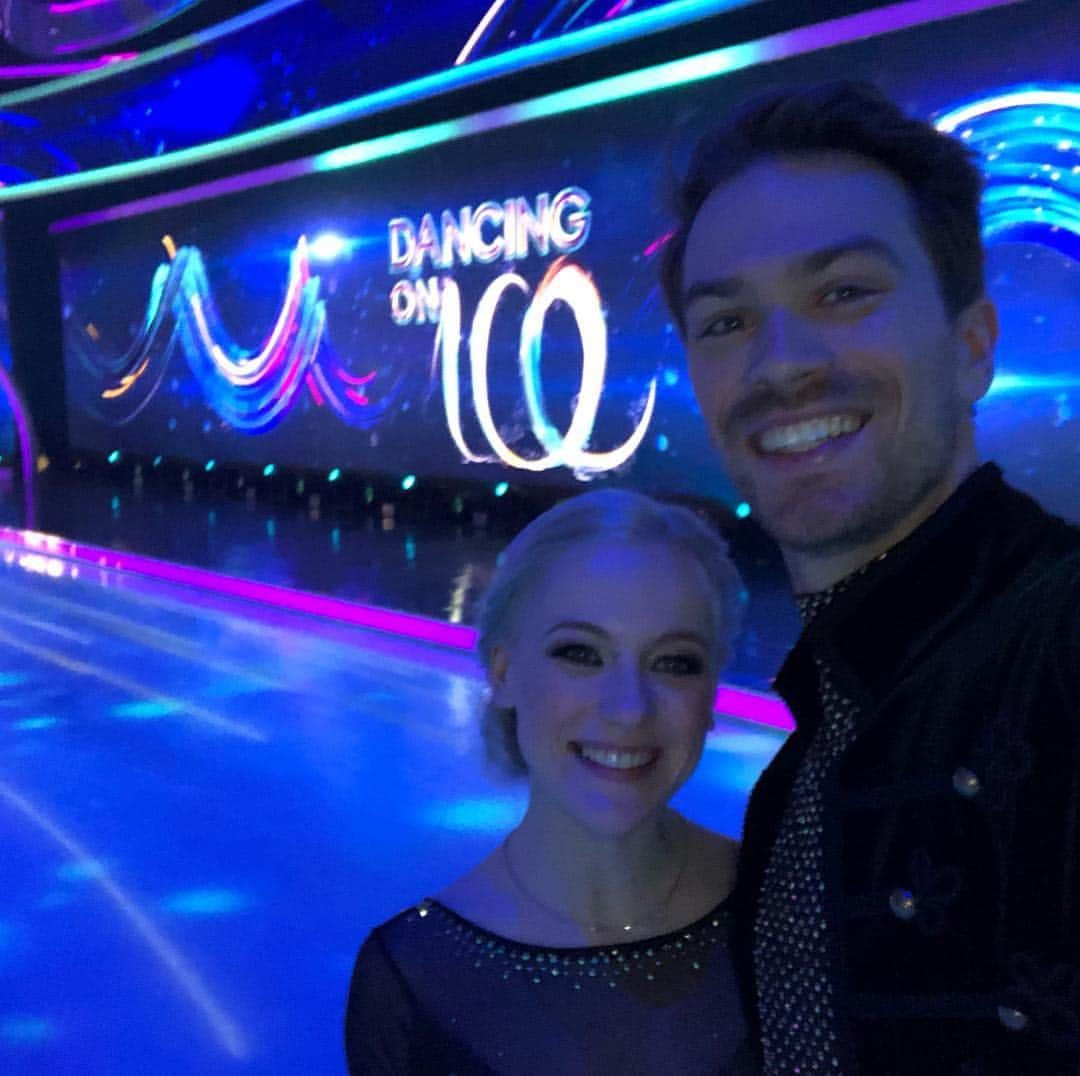 ペニー・クームズのインスタグラム：「We had so much fun tonight, thank you @dancingonice for having us back!! 😘 . . . . #dancingonice #doi #livetv #live #itv #ice #icedance #dance #show #blonde #silverhair #macmakeup #mac #fakeeyelashes」