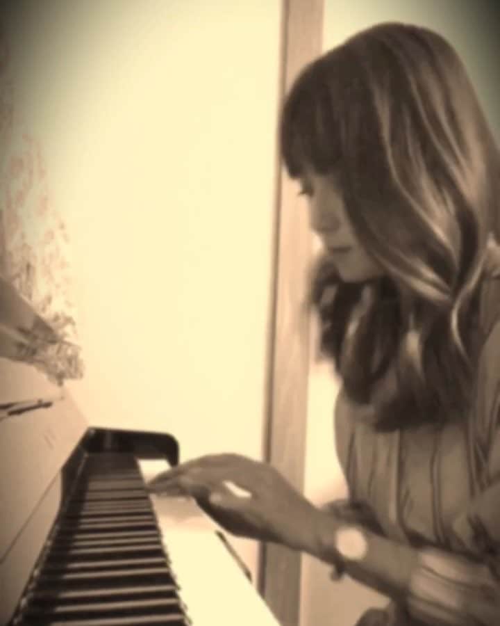 深田恭子のインスタグラム：「スタジオに置いてあるピアノで🎹主題歌のback numberさんのHAPPY BIRTHDAYを...私はドラマ大恋愛も夢中で見ていたので今回主題歌がback  numberさんだとお聞きした時には飛び跳ねて喜んでしまいました😭🎂♥️恋の刹那が詰まっていて胸が苦しいけどあったかく優しい気持ちになれる...😢この曲がドラマでかかると胸がキュンとします😣❣️ピアノは久しぶりに弾いたのでどうか優しい目で見て頂けたら💦爪がかちゃかちゃすみません🙏😨‼ ️#backnumber さん #HAPPYBIRTHDAY #弾いてみた #初めて恋をした日に読む話 #はじこい #明日は5話放送です #kyokofukada_official」