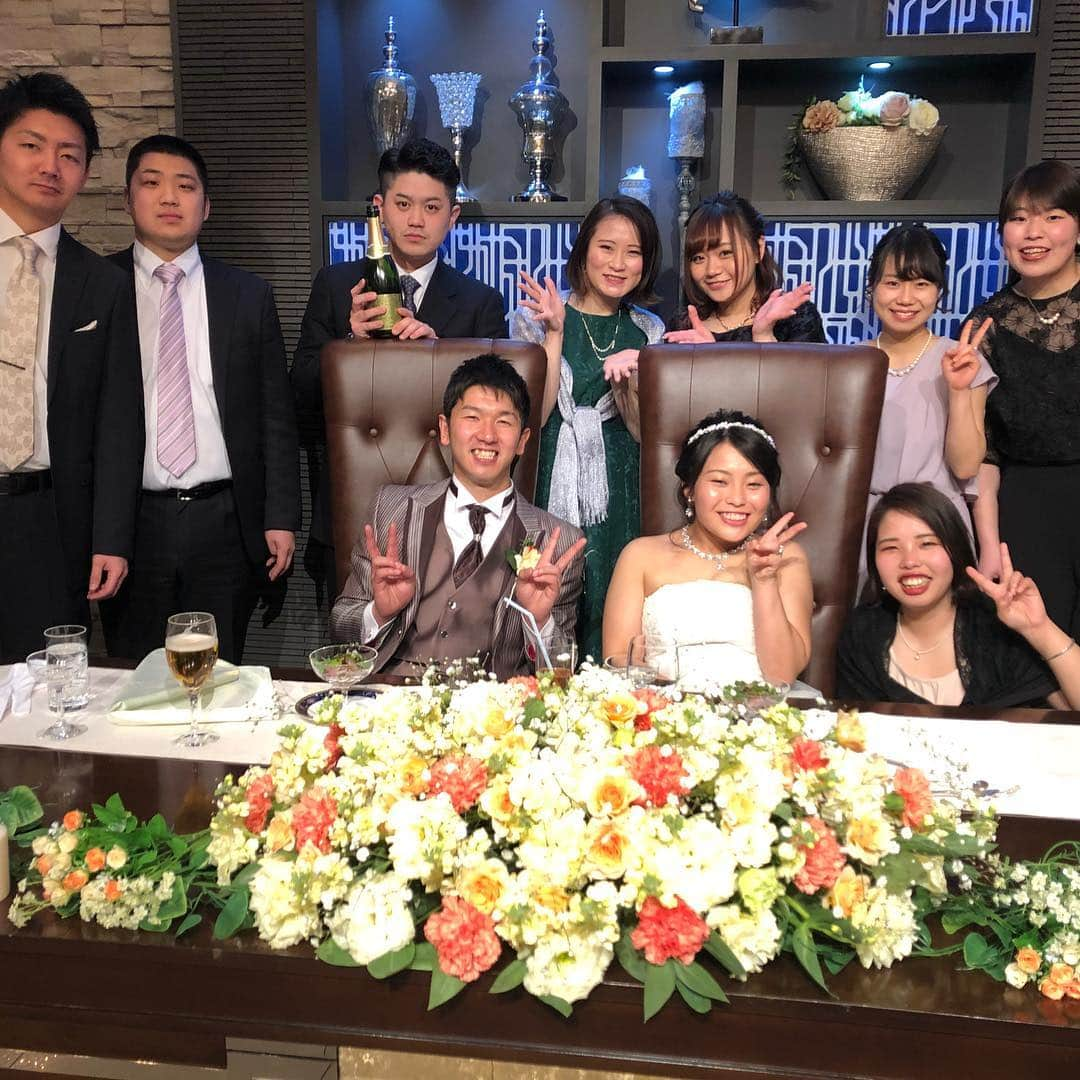 川﨑由意さんのインスタグラム写真 - (川﨑由意Instagram)「大好きな美沙の結婚式💒 笑いの絶えない素敵な素敵な結婚式でした✨ 弟のシゲくんが号泣しててもらい泣きもしちゃったけどね笑 高校の剣道部のときから ずっと仲良しなのを見てきた私達は こうやって2人の結婚をお祝いすることが出来てとても幸せです💕  ブーケトスはゆーきがキャッチ💐！ ゆきなのところに来たのをゆーきがもぎ取りに行ったのが かわいすぎて面白すぎて ゆーきにたくさん笑わせて頂きました✨笑 剣道部の皆んなにも会えてとても楽しかったです！  私もこんな素敵な結婚式したいな〜👰💕 #素敵な結婚式  #ヘアセット可愛くしてもらえたから幸せ」2月11日 11時23分 - yui533