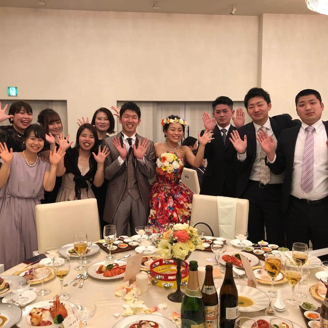 川﨑由意さんのインスタグラム写真 - (川﨑由意Instagram)「大好きな美沙の結婚式💒 笑いの絶えない素敵な素敵な結婚式でした✨ 弟のシゲくんが号泣しててもらい泣きもしちゃったけどね笑 高校の剣道部のときから ずっと仲良しなのを見てきた私達は こうやって2人の結婚をお祝いすることが出来てとても幸せです💕  ブーケトスはゆーきがキャッチ💐！ ゆきなのところに来たのをゆーきがもぎ取りに行ったのが かわいすぎて面白すぎて ゆーきにたくさん笑わせて頂きました✨笑 剣道部の皆んなにも会えてとても楽しかったです！  私もこんな素敵な結婚式したいな〜👰💕 #素敵な結婚式  #ヘアセット可愛くしてもらえたから幸せ」2月11日 11時23分 - yui533