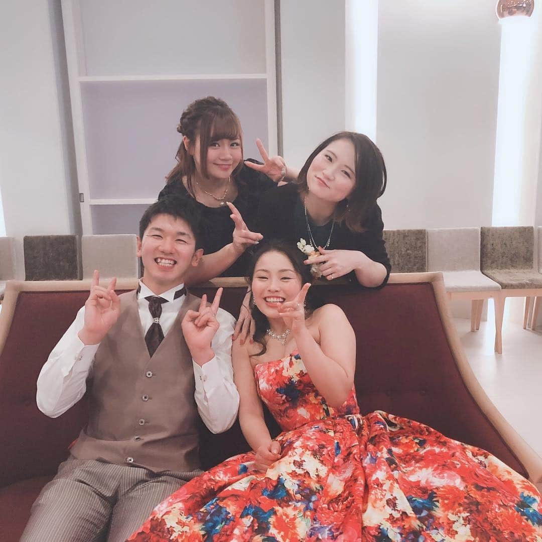 川﨑由意さんのインスタグラム写真 - (川﨑由意Instagram)「大好きな美沙の結婚式💒 笑いの絶えない素敵な素敵な結婚式でした✨ 弟のシゲくんが号泣しててもらい泣きもしちゃったけどね笑 高校の剣道部のときから ずっと仲良しなのを見てきた私達は こうやって2人の結婚をお祝いすることが出来てとても幸せです💕  ブーケトスはゆーきがキャッチ💐！ ゆきなのところに来たのをゆーきがもぎ取りに行ったのが かわいすぎて面白すぎて ゆーきにたくさん笑わせて頂きました✨笑 剣道部の皆んなにも会えてとても楽しかったです！  私もこんな素敵な結婚式したいな〜👰💕 #素敵な結婚式  #ヘアセット可愛くしてもらえたから幸せ」2月11日 11時23分 - yui533