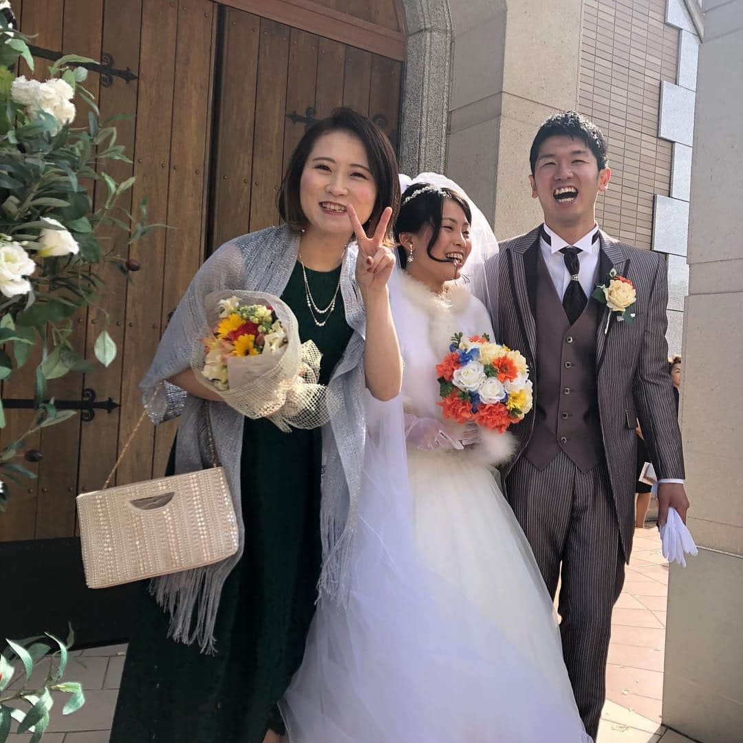 川﨑由意さんのインスタグラム写真 - (川﨑由意Instagram)「大好きな美沙の結婚式💒 笑いの絶えない素敵な素敵な結婚式でした✨ 弟のシゲくんが号泣しててもらい泣きもしちゃったけどね笑 高校の剣道部のときから ずっと仲良しなのを見てきた私達は こうやって2人の結婚をお祝いすることが出来てとても幸せです💕  ブーケトスはゆーきがキャッチ💐！ ゆきなのところに来たのをゆーきがもぎ取りに行ったのが かわいすぎて面白すぎて ゆーきにたくさん笑わせて頂きました✨笑 剣道部の皆んなにも会えてとても楽しかったです！  私もこんな素敵な結婚式したいな〜👰💕 #素敵な結婚式  #ヘアセット可愛くしてもらえたから幸せ」2月11日 11時23分 - yui533