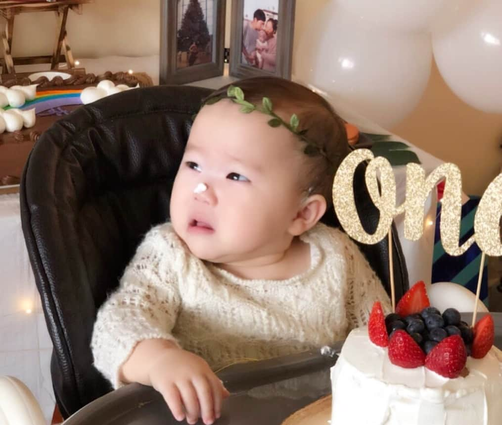 福島寿実子さんのインスタグラム写真 - (福島寿実子Instagram)「We celebrated Ann's 1st birthday👶🎂❤️昨日はアンの為に来てくれて本当にありがとう‼️アンと私の高熱で日程を変更したにもかかわらず、アンのお友達が沢山集まってくれました😭🙏💓公園？海？レストラン？場所は色々悩んだけれど、季節やアンの1番リラックス出来る場所をと思い、初めてHome Partyに挑戦してみました。飾り付けは、アンの大好きなGreenをテーマに手作りで💚パーティー中もケーキ作ったりで、アンの近くにはあまり居られなかったけど、ふとアンを覗くと、ママが視界に居なくても皆といっぱい遊んでて、何だかちょっぴり寂しさを感じつつも、こうやってどんどん成長をしてくんだなと感心😂いっぱい遊んでもらって、パーティー終盤には眠さでいつもの笑顔は消え、ケーキにメンチ切って最後はママ！ママ！に🤣そーそー、まだBabyで居てくれて良いのだよ❤︎と思った母でした😂❤️ 遠くから来てくれた友達がうちに着いた頃にはパーティーは終わってしまったのて急遽、大人の部を開催🍻お昼寝後のアンは復活したみたいで元気に踊っていました🤣🙌 皆さん、いつもアンを愛してくれて本当にありがとう😭💗 #californialife #losangeles #mamalife #1stbirthday #1stbirthdayparty #ballonart #green #1yearold #babygirl #homeparty #1stbirthdaycake #DIY #1歳誕生日 #1歳誕生日会 #1歳誕生日飾り付け #手作り飾り付け  #1stバースデー #ホームパーティー #女の子ママ #女の子ベビー #ベビフル #ママリ #カリフォルニアライフ #ロサンゼルス #アメリカ出産 #アメリカ子育て #ママライフ」2月11日 17時10分 - sumimaruko