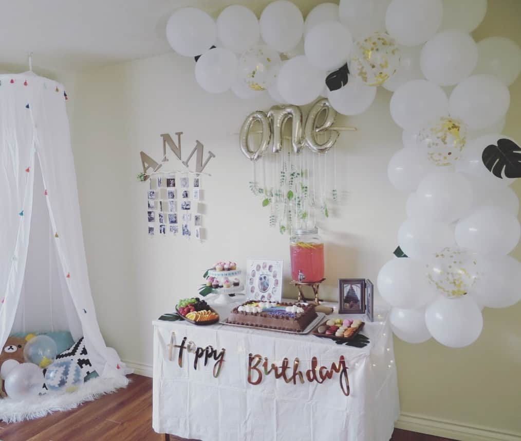 福島寿実子のインスタグラム：「We celebrated Ann's 1st birthday👶🎂❤️昨日はアンの為に来てくれて本当にありがとう‼️アンと私の高熱で日程を変更したにもかかわらず、アンのお友達が沢山集まってくれました😭🙏💓公園？海？レストラン？場所は色々悩んだけれど、季節やアンの1番リラックス出来る場所をと思い、初めてHome Partyに挑戦してみました。飾り付けは、アンの大好きなGreenをテーマに手作りで💚パーティー中もケーキ作ったりで、アンの近くにはあまり居られなかったけど、ふとアンを覗くと、ママが視界に居なくても皆といっぱい遊んでて、何だかちょっぴり寂しさを感じつつも、こうやってどんどん成長をしてくんだなと感心😂いっぱい遊んでもらって、パーティー終盤には眠さでいつもの笑顔は消え、ケーキにメンチ切って最後はママ！ママ！に🤣そーそー、まだBabyで居てくれて良いのだよ❤︎と思った母でした😂❤️ 遠くから来てくれた友達がうちに着いた頃にはパーティーは終わってしまったのて急遽、大人の部を開催🍻お昼寝後のアンは復活したみたいで元気に踊っていました🤣🙌 皆さん、いつもアンを愛してくれて本当にありがとう😭💗 #californialife #losangeles #mamalife #1stbirthday #1stbirthdayparty #ballonart #green #1yearold #babygirl #homeparty #1stbirthdaycake #DIY #1歳誕生日 #1歳誕生日会 #1歳誕生日飾り付け #手作り飾り付け  #1stバースデー #ホームパーティー #女の子ママ #女の子ベビー #ベビフル #ママリ #カリフォルニアライフ #ロサンゼルス #アメリカ出産 #アメリカ子育て #ママライフ」