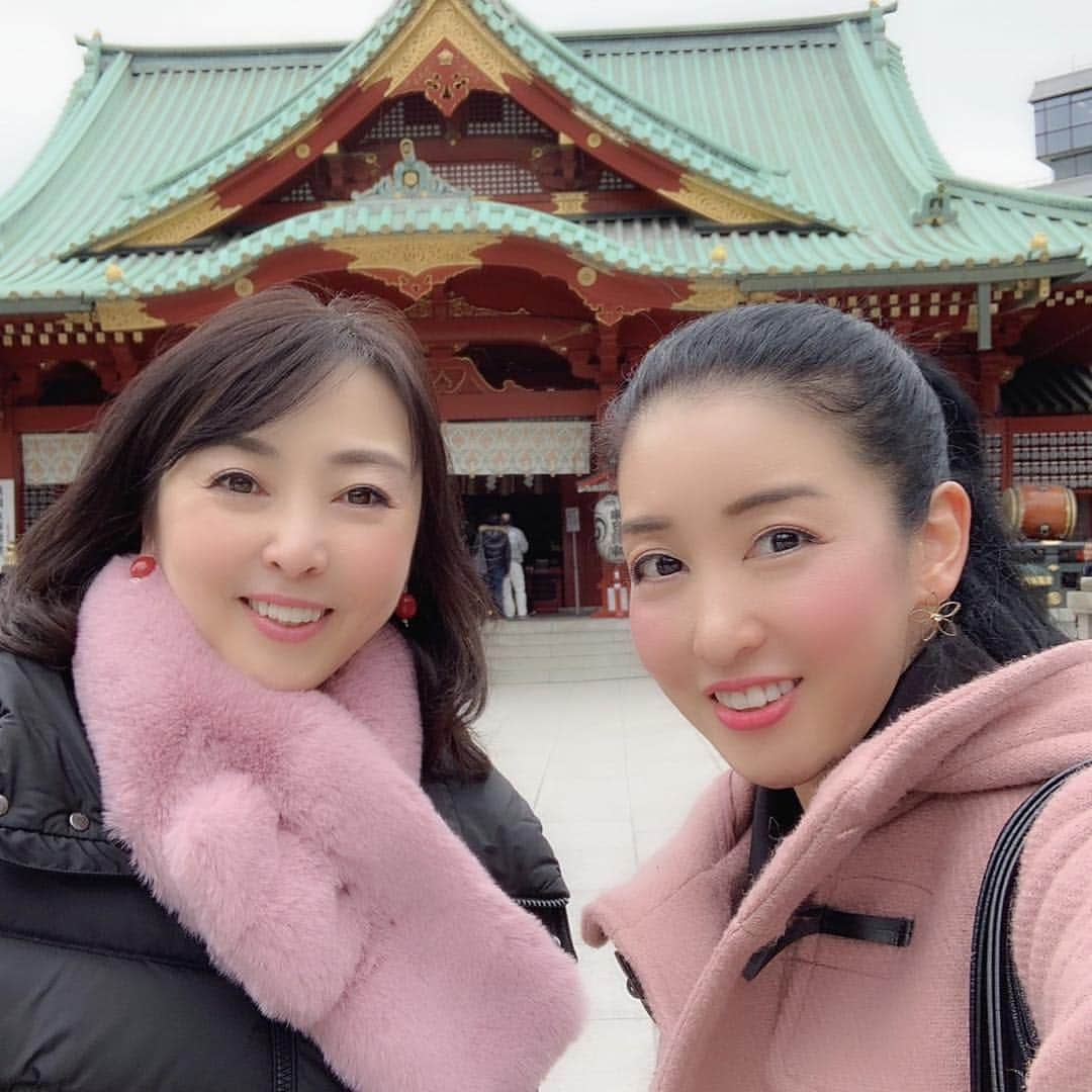 牛窪万里子さんのインスタグラム写真 - (牛窪万里子Instagram)「先日、事務所のバイリンガルアナウンサー 山本ミッシェールちゃんと神田明神にお参りへ。  お互いにピンクコーデ♡  ミッシェールちゃん、神田祭で御神輿も担いでます♬  今年の神田祭も楽しみですね！  2020東京オリンピック パラリンピックでもバイリンガルアナウンサーとして大活躍でしょう！  #バイリンガルアナウンサー #NHKワールド #アナウンサー  #バイリンガル司会 #バイリンガルmc  #神田明神 #開運 #ピンクコーデ @michelle_yamamoto」2月11日 11時50分 - mariko_ushikubo