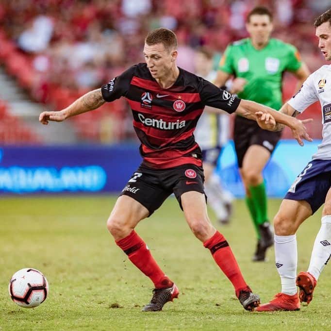 ミッチェル・デュークのインスタグラム：「First win of many to come in my new colours ⚫️🔴👊🏼 @wswanderersfc」