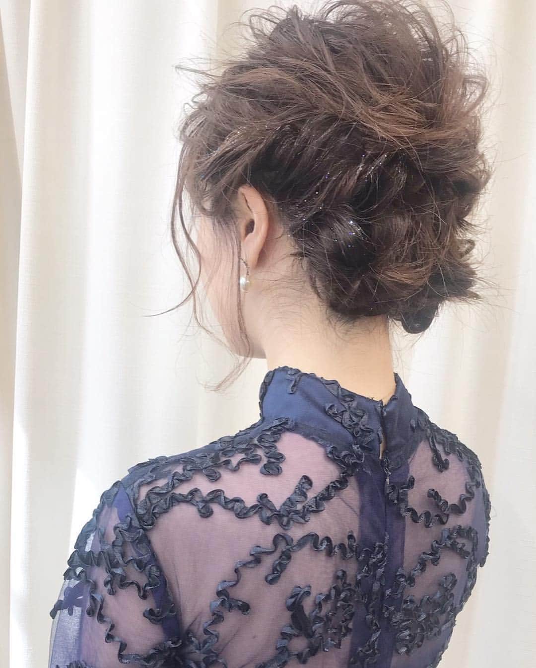 清水佐紀さんのインスタグラム写真 - (清水佐紀Instagram)「. 幼なじみの結婚式。 💍💓 @kotone_kuno ちゃん ネイビーのドレスだからって ブルーのラメラメも付けてくれて 可愛くセットしてもらいました 🙈💓 . ことねちゃん、 ありがとううう ☺️💓 #結婚式ヘアセット」2月11日 12時03分 - saki___shimizu