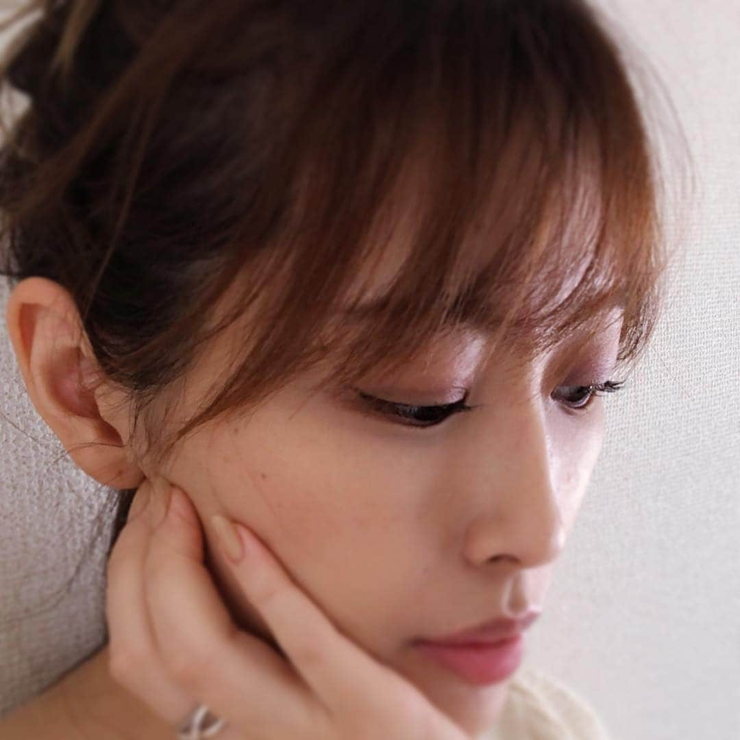 保科真紀さんのインスタグラム写真 - (保科真紀Instagram)「まつ毛パーマというものを何年ぶりかにやってみたら、本当に良かったので感動を伝えたい. よくお客様から、写真とる時に目をぱっちりさせようとしたらオデコに横ジワが出現するから前髪作りたい🤦‍♀️って言われることがあります。 なんと20代後半から目は徐々に小さくなり、15年後には約20％減😱という研究報告があるらしい。なんでやねん…と思ってしまいますが、まつ毛パーマしたら、まつげの役割って本当にすごいなと思って、やはりまつ毛は顔の中に存在する小さな上向き矢印⤴︎だなって思いました。 いろんな方面からお客様の悩みにアドバイスできる美容師で居たいなといつも思います😌お客様が打ち明けて下さるお悩みは、どんどんストックされて他のお客様の解決策になったりします。お客様に感謝です❤️ 髪型は顔の額縁だと思っているのでとても大切ですが、その額縁デザインの正解は、お客様が可愛くなる、カッコよくなる、テンションが上がる、オシャレになる！だと思っています😌❤️絵が変われば合う額縁も変わるし、お客様の顔が変化していけば、髪型も変わっていきます。いつでも冷静に見極められる存在でありたいなと思いますね。 …と、何が言いたかったかと言うと、まつ毛パーマしたらとりあえず目が大きくなってとても良かった😆❤️と、いうことです笑🙇‍♀️くるんって上がりすぎるとミーハーな顔になるし、適度に上げてもらったから自然でお気に入りです😌. . 最近、紹介やインスタ見て来てくださるお客様が増えて本当に嬉しいです🙇‍♀️❤️ 2/26.3/13.19.21.27日でしたら比較的ご予約お取りできます。是非お店に電話してみて下さい✨. . ちなみに、おでこの悩みについては他にも方法があります🙆‍♀️何でも聞いて！きっと答えられます。 #まつパーの良さを伝える写真って難しい #ポジ女美容」2月11日 15時03分 - uka_makihoshina