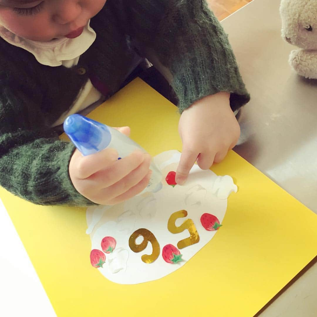 西方凌さんのインスタグラム写真 - (西方凌Instagram)「* 夜な夜な工作したケーキのパーツ✂️ 娘にデコレーションしてもらって、とーち(父ちゃん)へのバースデーカードが出来ました💌 * すごく喜んでくれた♡ 楽しかったし、やっぱり手作りっていいね👨‍👩‍👧 * * * #お手製カード #2歳2ヶ月 #天パガール」2月12日 1時04分 - nishikataryo