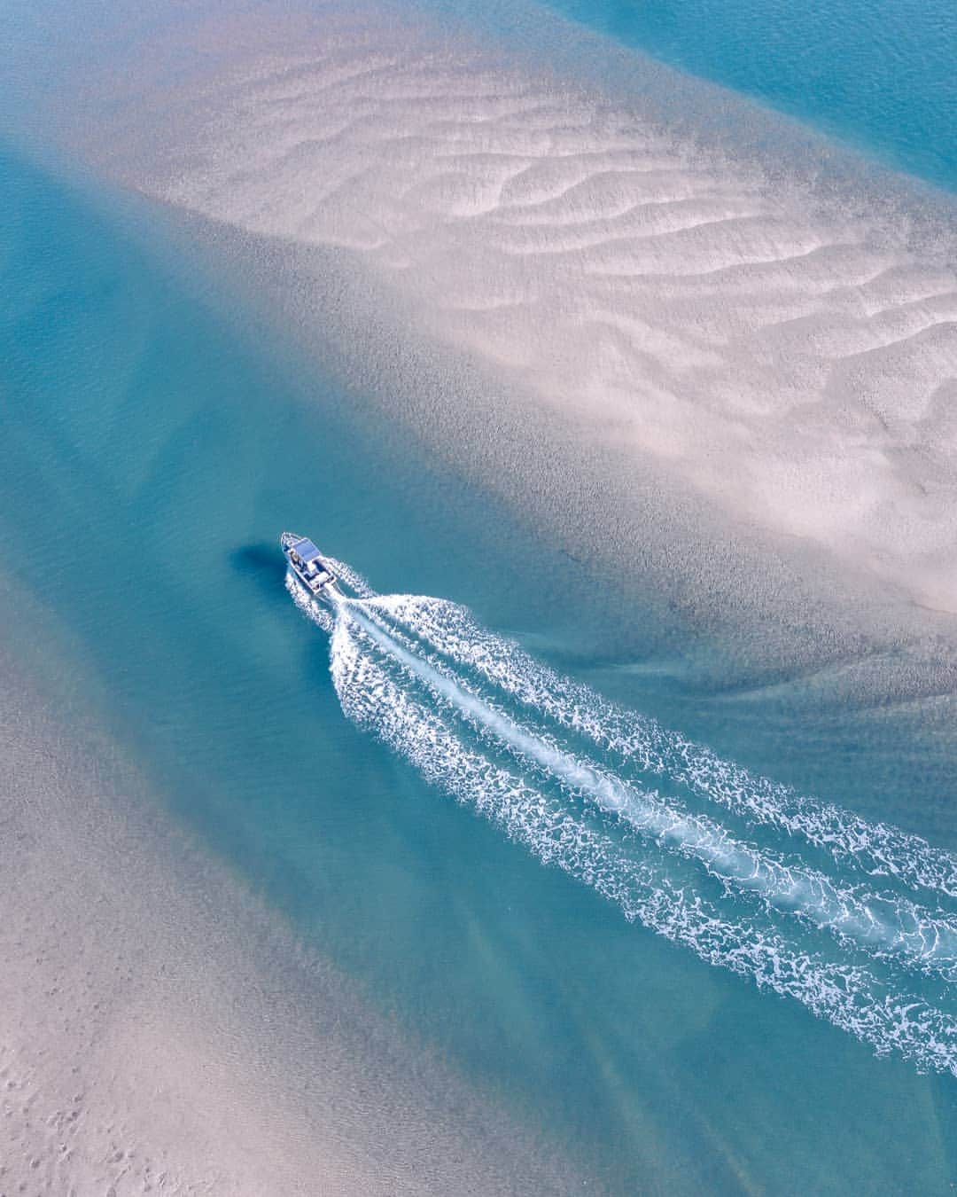 SNAPCHAT@JASONVANMIERTのインスタグラム：「Ripping through the sand bays around The Town of 1770. 🚤 . Also 7kms down the road from The Town of 1770 is Agnes Water, which is the last place you can surf if you're travelling up the east coast, as the Great Barrier Reef begins after this town which stops the waves hitting the coast. 🌊 🏄‍♂️」