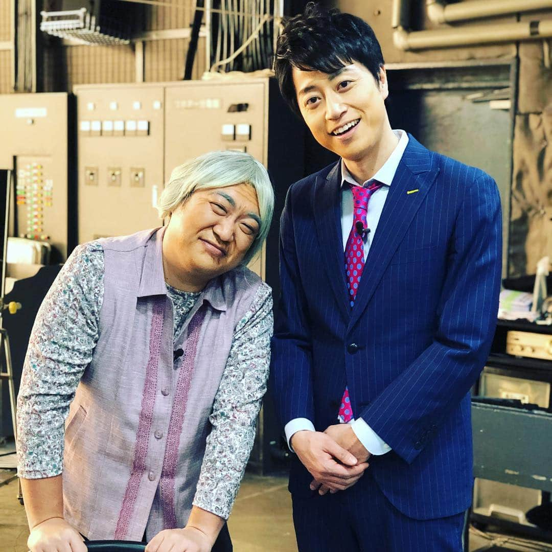 高倉陵さんのインスタグラム写真 - (高倉陵Instagram)「マジ卍おばあちゃんと写真を撮らせて頂きました。  アイセイ薬局 三拍子のお薬あるあるシリーズ 第2弾が公開中！！ 今回のテーマは 「おくすりパスファスト」  果たして三拍子はどんな漫才で伝える事が出来るのか。  お近くのアイセイ薬局店舗  or  YouTubeで 「アイセイ薬局」で検索するとでてくるのでお見逃しなく！！ #三拍子#三拍子高倉#高倉陵#comedian#comedy#japanese#Standupcomedians#funny#漫才師#漫才#お笑い好きな人と繋がりたい#サンミュージック#芸人#アイセイ薬局#センターマイク#青スーツ#おばあちゃん#マジ卍」2月11日 17時26分 - takakulife