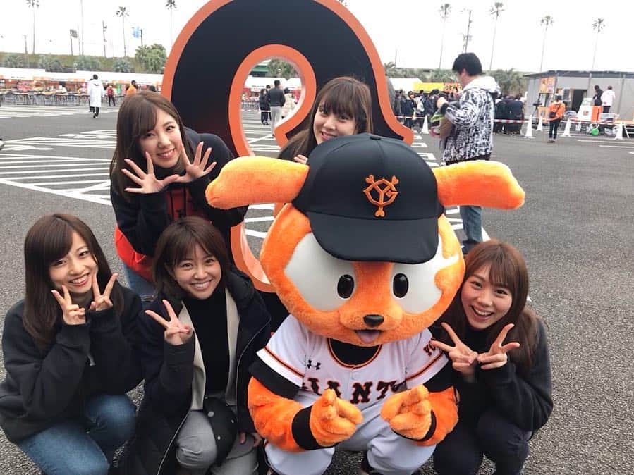 のインスタグラム：「❤️ 取材先では愛すべきヴィーナスメンバーにも遭遇！！ 左からあみちゃん、ひなちゃん、なぎさちゃん、まいこちゃんです☺︎ キラキラパワーをたくさんもらってきました🥰 皆様2019ヴィーナスの応援もよろしくお願い致します♪ . . そしてヴィーナス在籍時から お世話になっている阿出川さん！！ G+で連日キャンプ中継を担当されています✨ いつお会いしても熱く明るく素敵な方です🔥 皆さんとの再会、心温まりました！！ #巨人#ジャイアンツ#宮崎キャンプ #ヴィーナス #阿出川浩之 さん」