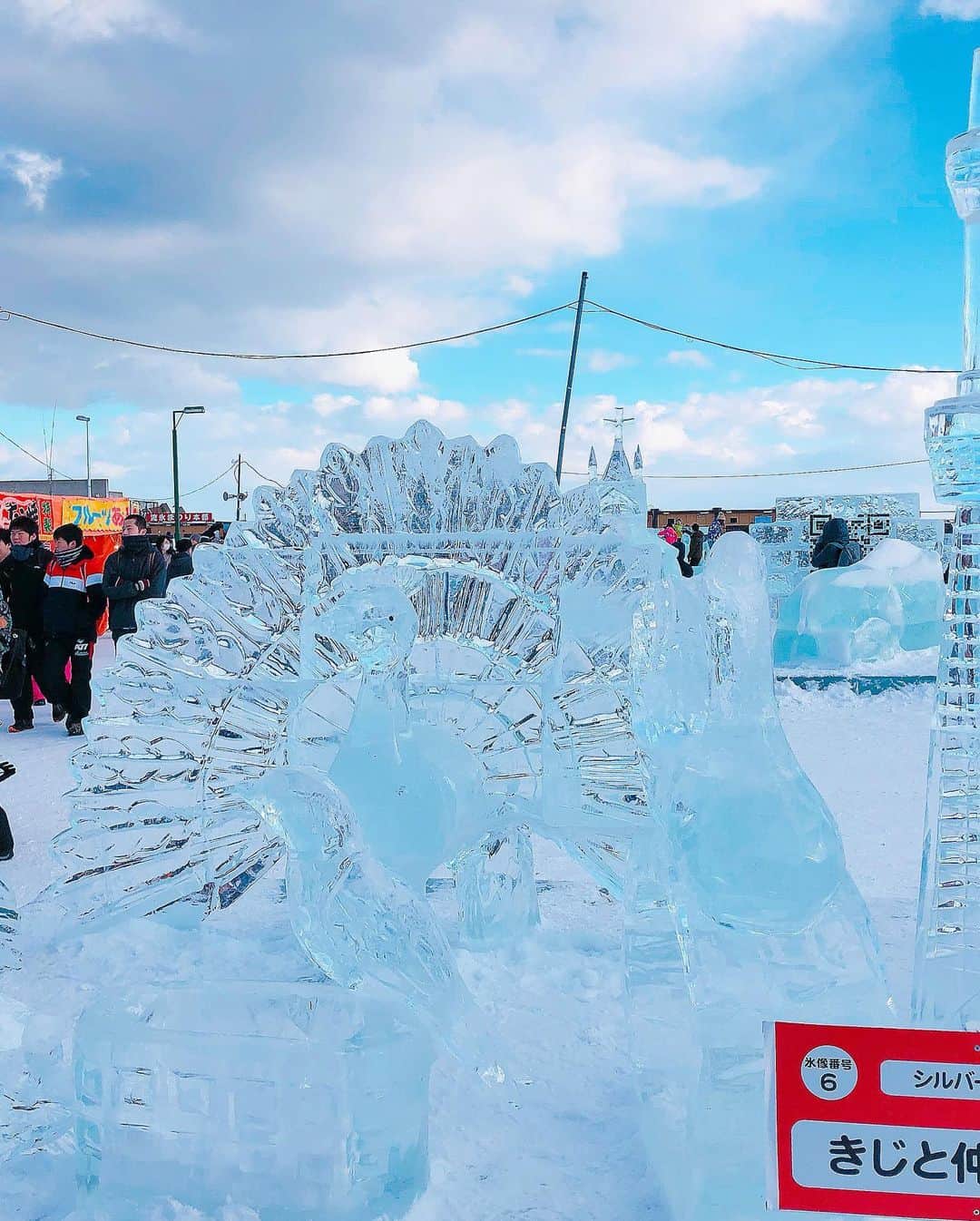 平野ノラさんのインスタグラム写真 - (平野ノラInstagram)「今日はバッ常さんと、紋別流氷まつりだったゾ☃️ ぶっ飛び圧巻のお立ち台に美しい氷彫刻の数々がとっても素敵でバブってたゾ！ 寒い中来てくれた皆様ありがとうございます。  #紋別 #紋別流氷まつり #バットナイス常田 さん #平野ノラ #okバブリー」2月11日 19時22分 - noranoranora1988