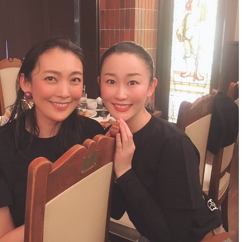 田中美里さんのインスタグラム写真 - (田中美里Instagram)「共演者の桑野藍香ちゃん。  自分のお役以外にも、声が出なかった時の本読みや映画の撮影で私がいない時のお稽古の代役もやってくれて、、。 今も支えてもらってます。 感謝してもしきれないくらい。 素敵な女優さん。  ありがとう〜〜！ そんな藍香ちゃんからお誕生日プレゼントに可愛いイヤリングいただきました。 いつもありがとう〜〜！ #べっぴんさん #桑野藍香 ちゃん #田中美里 #お誕生日プレゼント #イヤリング」2月11日 17時43分 - misatotanaka77