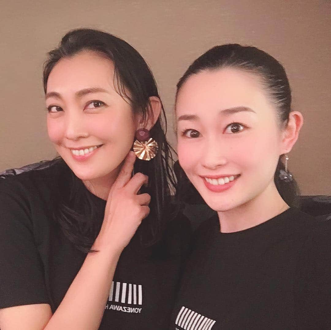 田中美里さんのインスタグラム写真 - (田中美里Instagram)「共演者の桑野藍香ちゃん。  自分のお役以外にも、声が出なかった時の本読みや映画の撮影で私がいない時のお稽古の代役もやってくれて、、。 今も支えてもらってます。 感謝してもしきれないくらい。 素敵な女優さん。  ありがとう〜〜！ そんな藍香ちゃんからお誕生日プレゼントに可愛いイヤリングいただきました。 いつもありがとう〜〜！ #べっぴんさん #桑野藍香 ちゃん #田中美里 #お誕生日プレゼント #イヤリング」2月11日 17時43分 - misatotanaka77