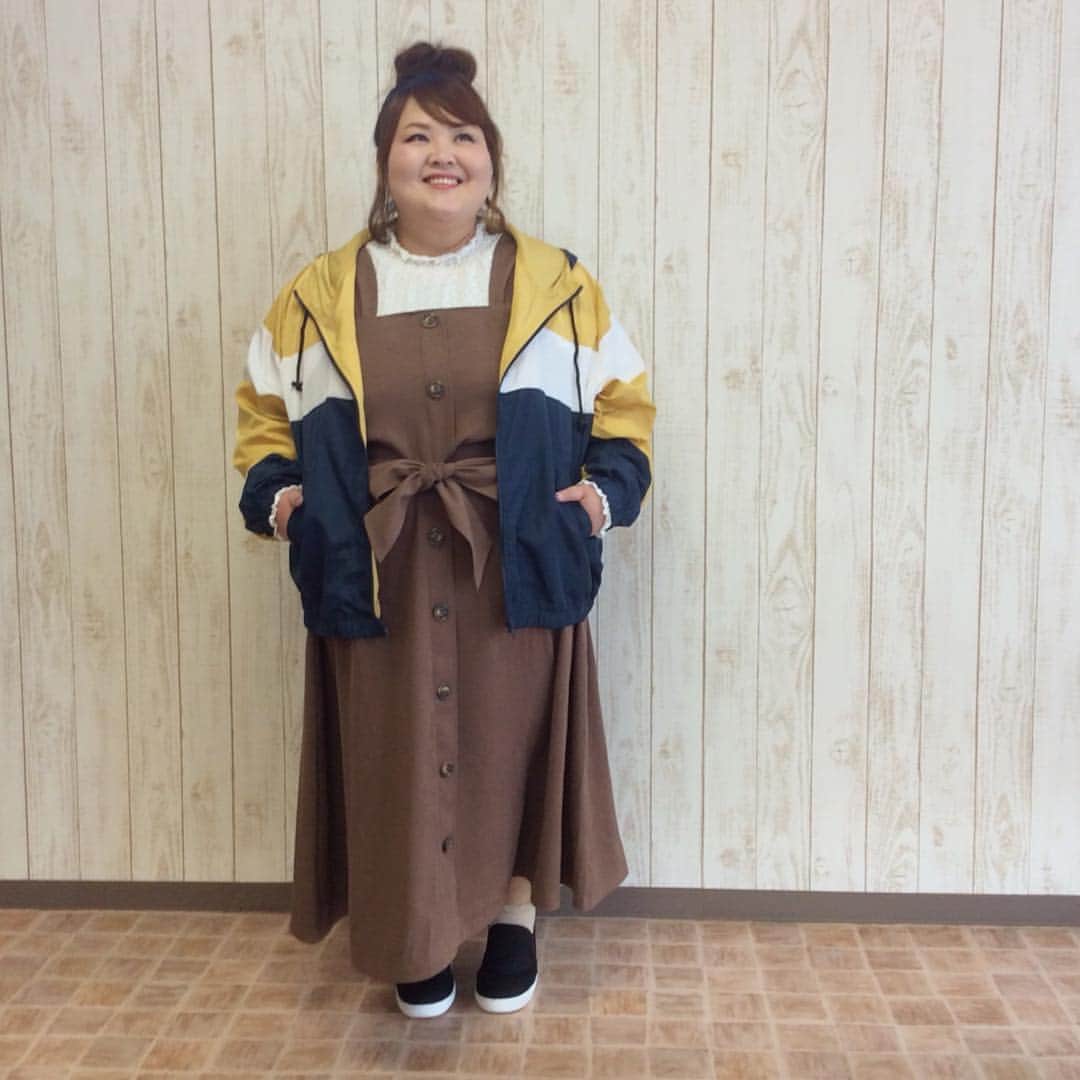 【楽天市場店】ハッピーマリリンのインスタグラム：「. こんばんは😃 . ご無沙汰しております、マリリンのきのこです🍄 . 今日は可愛いブルゾンを紹介しちゃいます😊 . 軽くてゆったりストレスフリーで着心地◎の配色ブルゾン☝🏻 スポーツMIXなコーデにはもってこいなアイテムです😆 . おもちさんは甘可愛いレースブラウス×ワンピに羽織ってカジュアルダウンして着てくれました❤️ . テイスト違っても相性抜群なのでいつものコーデのポイントにぜひ✨ . きのこもグレージュ即買いです💕 . まだまだ寒いので動けていないですが、もう少し暖かくなったらウォーキングの時にも着ちゃおうと思っているくらい軽くて良い💨 . とってもオススメです❤️ . ぜひ！きのことおもちさんとおソロで着てください😘 . 👇🏻おもちさん着用アイテムはこちら（ぜーんぶ新作っ）👇🏻 . ⭐️2/10発売　2タイプから選べる!! ライン切り替え 長袖 ブルゾン 【おもち着用サイズ：5L-6L（タグ3）】 ≪楽天マリリントップページより『431580』で検索♪≫ . ⭐️2/9発売　プチハイとuネックの2タイプから選べる!! 長袖 総レース ブラウス 【おもち着用サイズ：4L】 ≪楽天マリリントップページより『857775』で検索♪≫ . ⭐️2/11発売　ボタンですっきりお洒落な ノースリーブ レディロングワンピース 【おもち着用サイズ：5L-6L（タグ3）】 ≪楽天マリリントップページより『431601』で検索♪≫ . . #ahappymarilyn #ハッピーマリリン #マリリン #ハピマリ #followme #fashion #ファッション #r_fashion #楽天 #ぽっちゃりコーデ #大きいサイズ #プラスサイズ #ぽっちゃり #ぽちゃ #コーディネート #ママコーデ #coordinate #ootd #outfit #おしゃれ #ぽっちゃりさんと繋がりたい #ゆるカジ #ブルゾン #ストリート #ゆるカワ #instagood #instafashion #おもち」