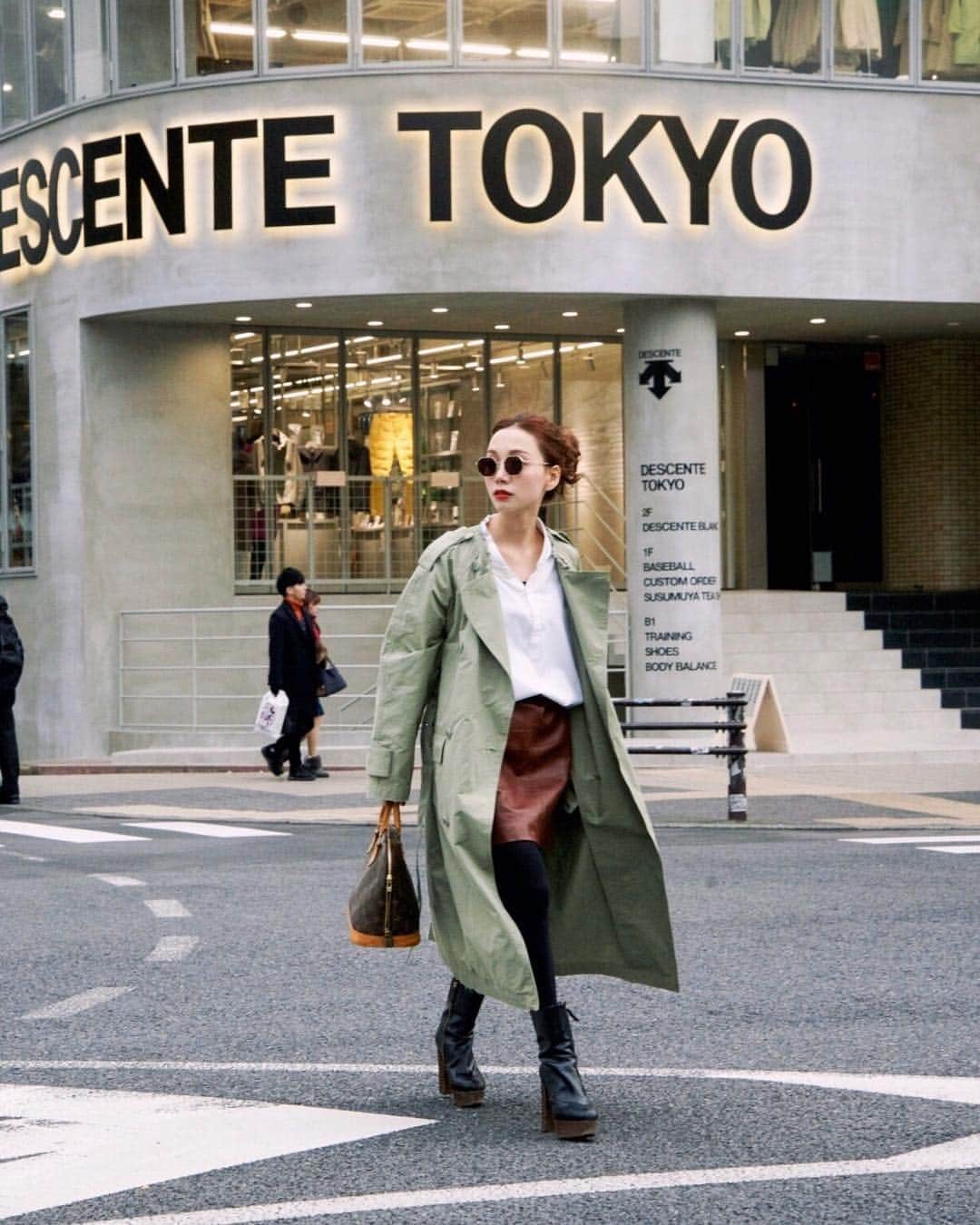 sahomiのインスタグラム：「春がまだ来ないなら、 こっちから向かってやるぞと、、。 @perverze_official のトレンチコート 着ちゃった✌︎ 襟がカットされてて可愛いの。 今日はミニスカとか履いてみたり✌︎ #PERVERZE  #トレンチコート  #春コーデ」