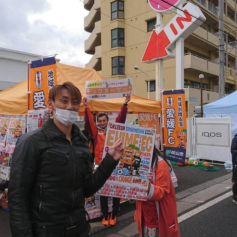 岡本昌弘のインスタグラム：「椿神社のお祭り通称椿さんに行ってきました。愛媛FCのブースもありました！みんな頑張っています！そして混んでいます！( ; ゜Д゜)」