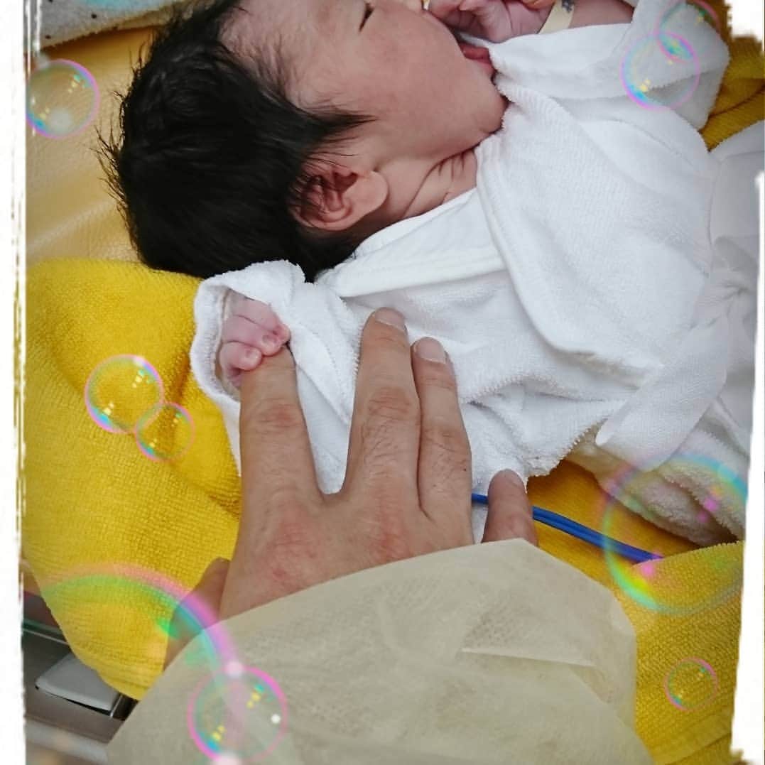 おぐのインスタグラム：「2019年2月11日AM10:38 3365g、50cmの女の子！ 我が家に天使が舞い降りました😇 #誕生  #娘  #かわいい  #父親  #おぐ」